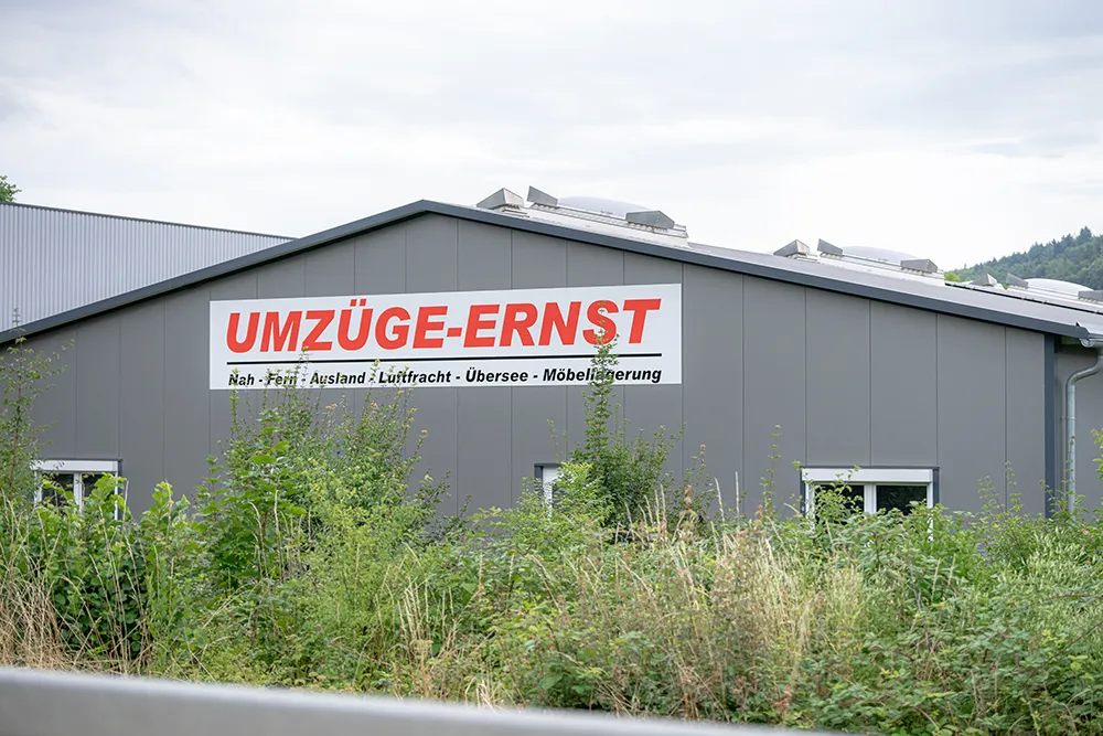 Firmengebäude von der Straße aus - Umzüge Ernst