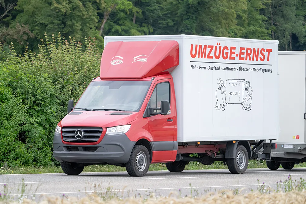 Umzugswagen auf den Weg in die Schweiz - Umzüge Ernst